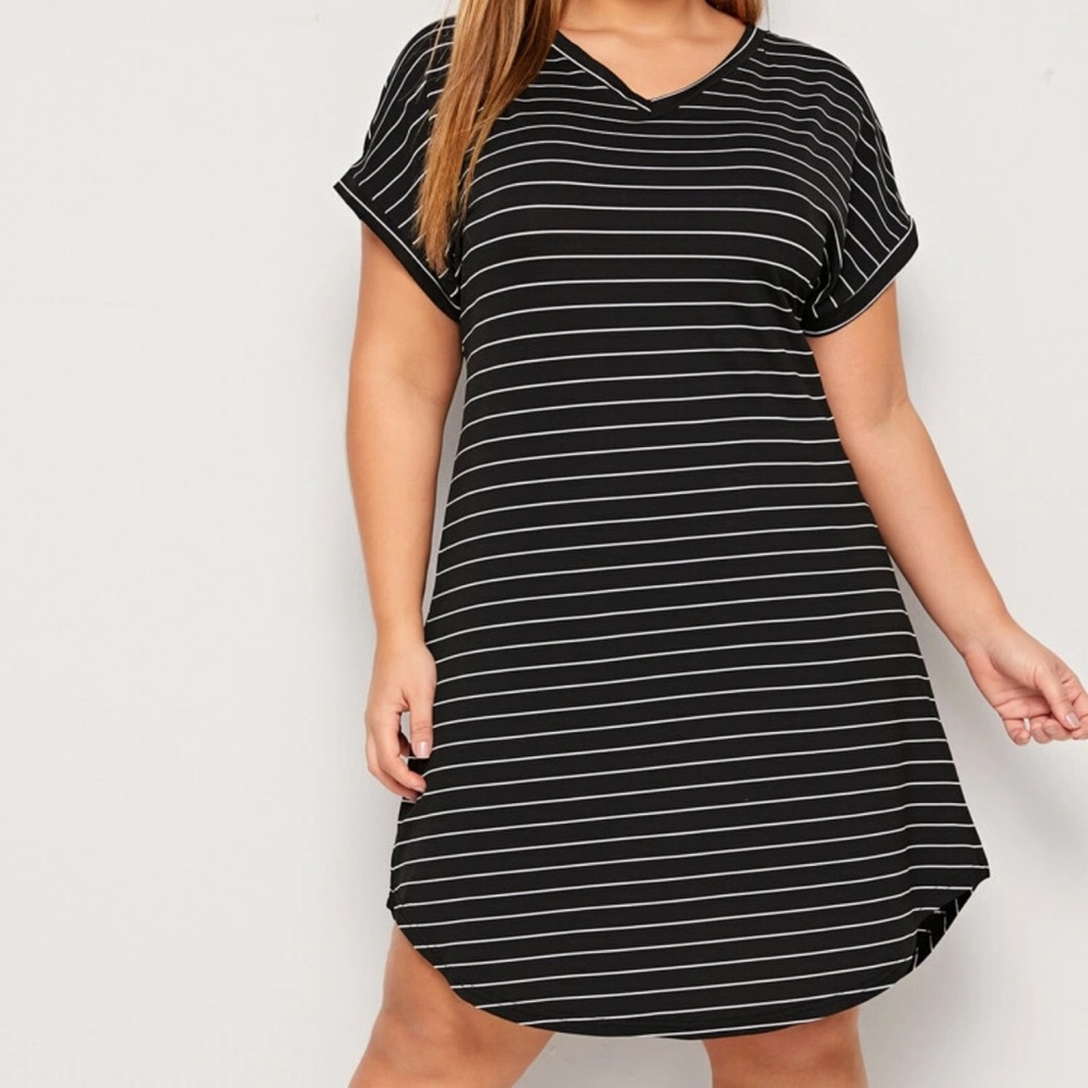V neck short sleeve round hem striped dress black white
